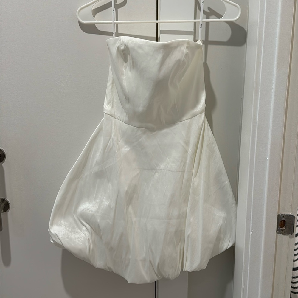 White short balloon strapless dresss